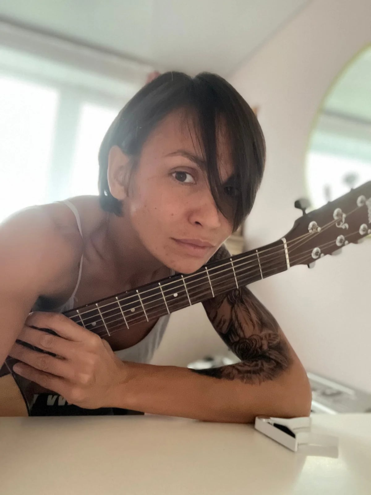 Людмила с гитарой